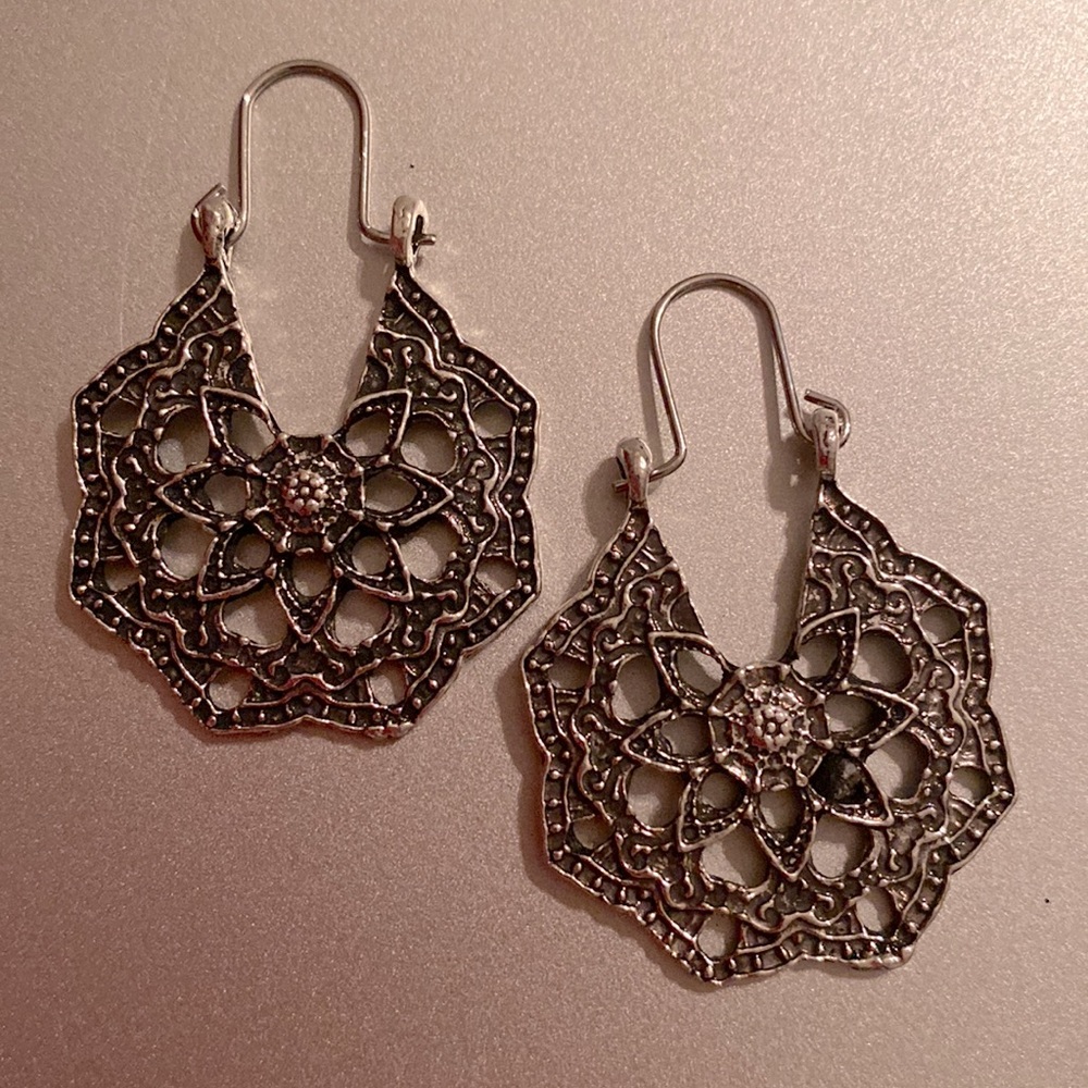 🆕Vintage/Antique Style Medallion Dangle Earrings- Silver Plated Alloy